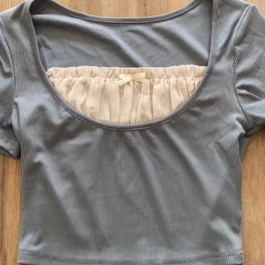 Brandy Melville t shirt - Jätte gulligt tröja säljer i både svart och ljusblått