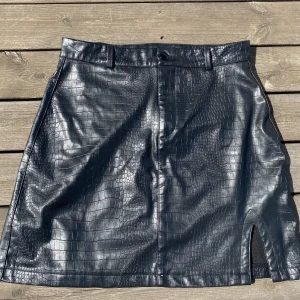 Kjol från Madlady - Läderkjol (fakeläder) från madlady, fodrad inuti