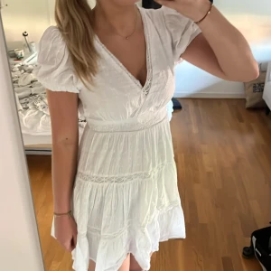 Sommarklänning Zara - Somrig vit klänning från Zara. Endast använd 2 gånger. Nypris 399kr, tror inte den finns att köpa längre.