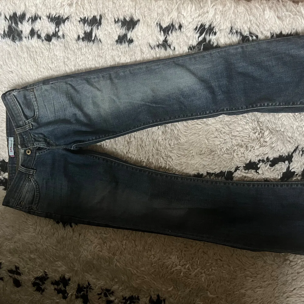 Säljer mina jätte snygga levis bootcut jeans då dom tyvärr är för små för mig. Inga defekter och är i väldigt bra skick! . Jeans & Byxor.