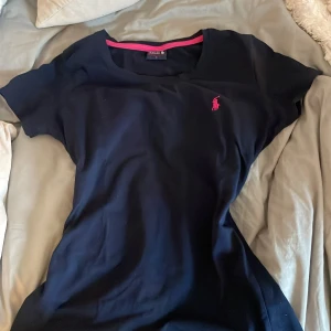 Ralph lauren tshirt - Så fin marinblå ralph lauren tshirt jättebra skick