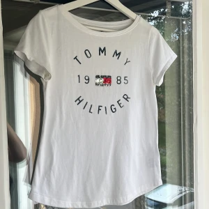 Tommy Hilfiger t-shirt  - Superfin t shirt som aldrig använts. 