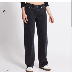 Jeans från lager 157 - Säljer mina svarta jeans från lager 157 då dom är för små. Storlek xxs. Säljer dom för 200 inkl frakt, nypris 400kr. Hör av er om ni vill ha fler bilder eller bara har någon fråga!💕