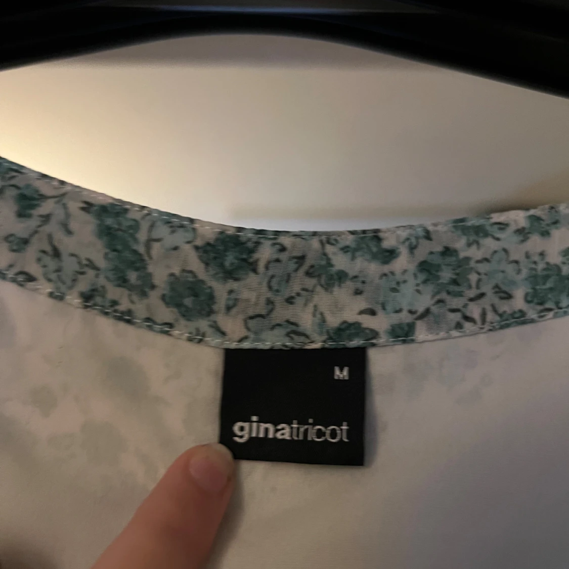 Superfin blommig klänning  - 90