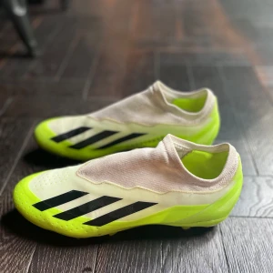 Adidas fotbollsskor - Säljer dessa jättesköna sköna fotbollsskor (nypris 1199) som är rena och luktfria, använda ett fåtal gånger. Det finns några defekter på skorna så det är bara att skriva om fler bilder