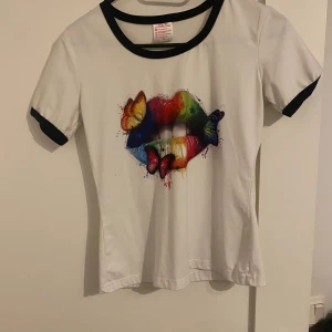 T-shirt  - Jätte fin och super härligt material. Ingen aning vilket märke men kolla bild på lapp👆 Använd Max 2 gånger 