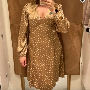 Klänning - Satinklänning från Vero Moda i strlk S med dragkedja i sidan