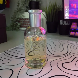 Hugo boss bottled - |Hugo boss bottled 100ml|  (Runt 70 ml kvar!🤩) |Går att använda året om men jag tycker själv den passar bäst under vår/höst| (En väldigt djup fruktig,varm,vaniljaktig doft)(se de olika noterna på bild 4✨👌) |Nypris ligger runt 1000-1300!| 