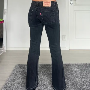 Levis - Midjemått: 36cm rakt över, innerbenslängd: 75cm 💗
