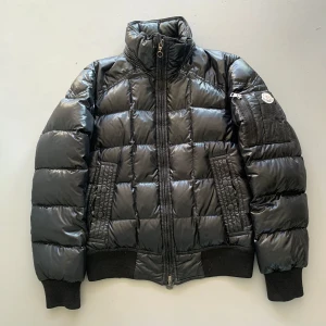 Moncler Auburn - Riktigt fin Moncler jacka. Skick 8/10, cartoonen är borta men annars riktigt fint skick. Självklart äkta. Skriv vid funderingar eller för fler bilder 😁🤝