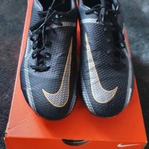 Fotbollsskor nike - Fotbollsskor använda 1 träning 1 match storlek 42 de passade inte min fot och blev skadad så körde inte fotboll på 1 månad när jag kom tillbaka köpte jag nya skor av en vän så de hära skorna satt i källaren ett bra tag kan försöka hitta kvittot 