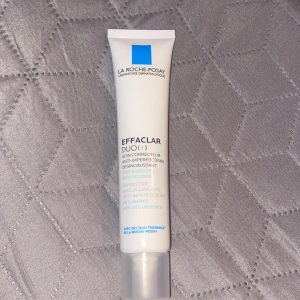 La Roche-posay ansiktskräm  - Jag säljer den pga fick massor med utslag, då den it passa min hudtyp. Använt den 1-2 gånger.