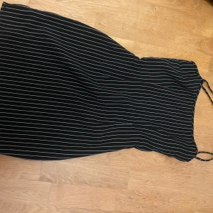 Randig klänning - Svart randig klänning i storlek S, vet ej vilket märke för det står inte synligt, den är använd få gånger. Den har en fin öppen rygg och fin figur