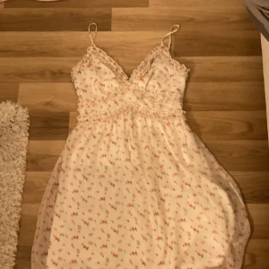 Blommig knänning  - Jätte söt klänning i storlek xs 