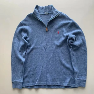 Ralph Lauren Half Zip - Riktigt fet tröja till hösten eller kall sommardag. Skick 9/10 knappt använd! Skriv för fler bilder eller vid funderingar 🤝😁
