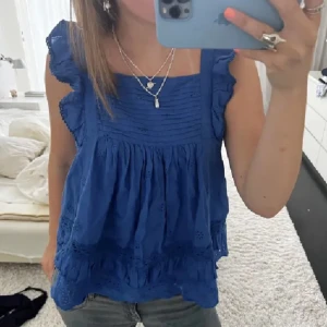 Mango topp - Jätte fin topp från mango som är väldigt populär🩵skriv vid intresse och om ni vill ha fler bilder🩵ni kan alltid pruta 