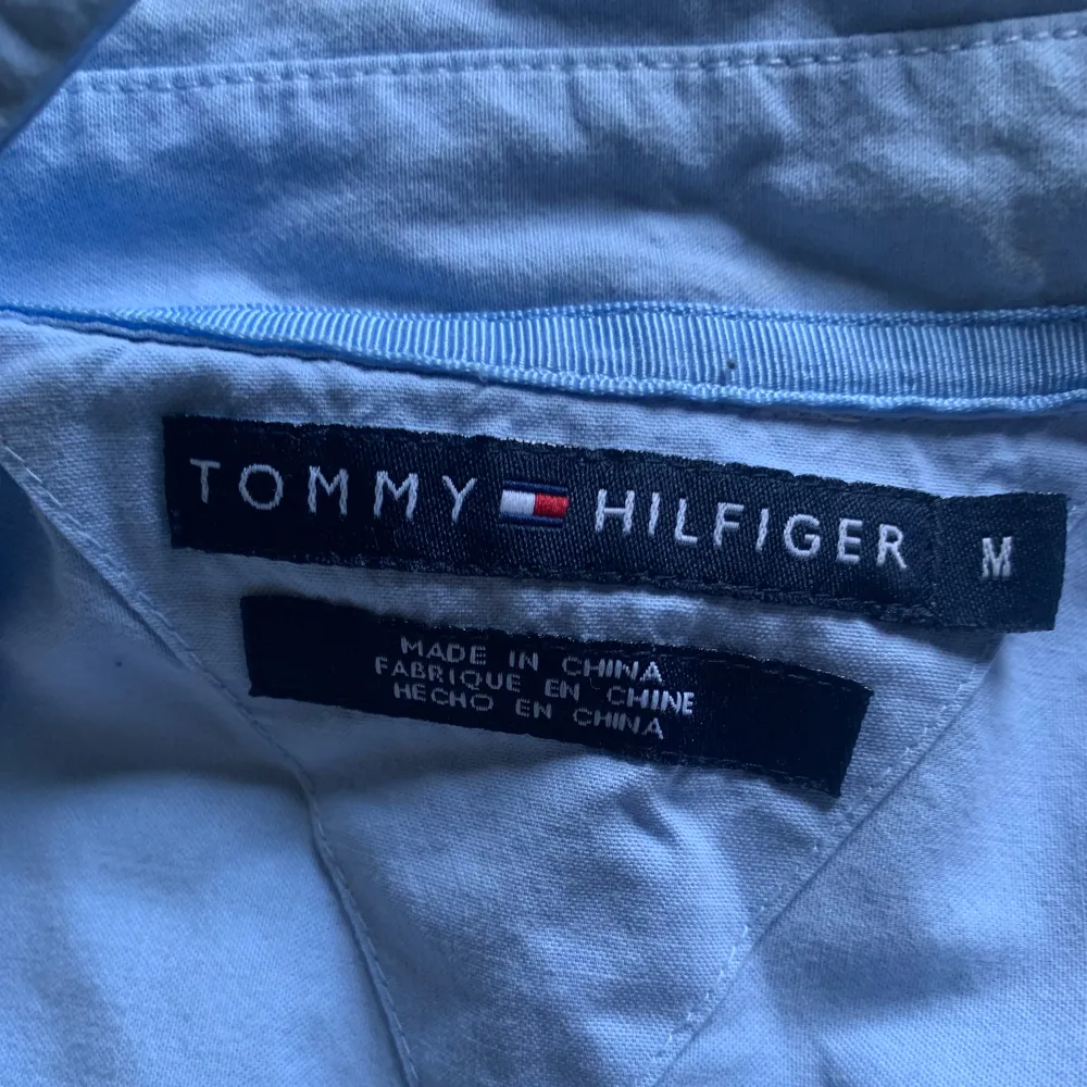 Riktigt fett Tommy Hilfiger skjorta använd 3-5 gånger typ . Skjortor.