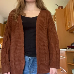 Stickad tröja - Mjuk,skön och varm tröja Knappt använd 