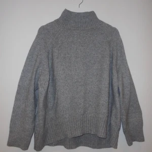 Stickad tröja - En stickad tjocktröja som används endast några gånger. Bra skick. 