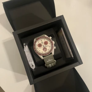 Omega x Swatch pluto - Fin klocka använd fåtal gånger, köpt i Schweiz för några år sedan som en present till min bror. 