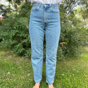 Jeans Weekday M - Jeans i modellen Rowe från weekday nästan oanvända.