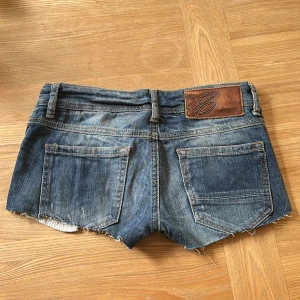 Lågmidjade jeansshorts  - Säljer super snygga jeansshorts då dom tyvärr är för små. Dom är i bra skick 🌺🌸