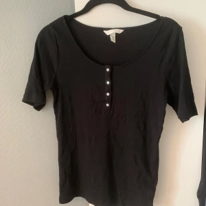 Tröja - Jätte söt tröja från hm i storlek M men skulle säga att den passar S också, den är i bra skick, pris 50kr🫶🏻