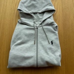 Ralph Lauren Zip Hoodie  - Säljer nu min Ralph Lauren Zip Hoodie i bra skick, bara en nackdel (se bild 4). Den är riktigt snygg och passar till mycket, men säljer den för att den är för liten.  Hör av er vid frågor och funderingar! Mvh Linus