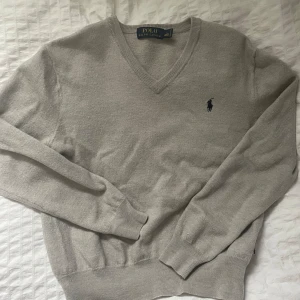 Polo Ralph lauren tröja  - Bra skick och inga defekter  Säljer eftersom den är för liten för mig Storlek L (barn storlek) 