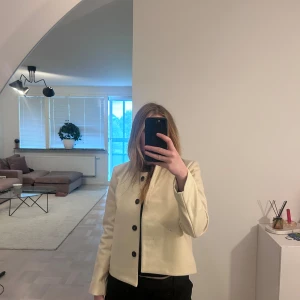 Jacka Carin Wester   - Elegant beige jacka från Carin Wester 
