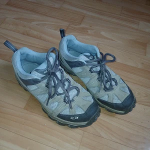 Salomon skor för vandring/trekking - Ultra fint skick, endast testade. Passar 39-40. 