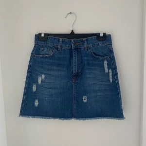 jeanskjol  - Jättefin jeanskjol som inte längre kommer till användning. Nyskick 🥰