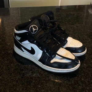 Jordan 1 ”carbon fiber” MID - Säljer ett par j1 för billigt pris, jag slutade gilla dom tyvärr så det är därför jag säljer. Använd några gånger men fortfarande fräscha.  Helt nya säljs för 5200kr Pris kan diskuteras vid snabb affär 