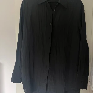 Blus/ skjorta  - Blus/skjorta i Krinklat material från HM. Knappt använd och som ny! 