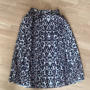 Leopard kjol - Har inte haft möjlighet att ha på mig denna då den har blivit för liten på mig! 😝 Kjolen är ”pleaded” som man ser på tredje bilden. Kjolen är ca 78cm