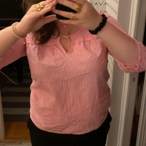 Rosa Gant blus💓💓 - En så himla fin och unik (går inte att köpa längre) Gant blus med fina detaljer och så fint mönster⭐️ Tyvärr är den för liten för mig men skulle sitta så otroligt fint på någon den passar😇😇( Liten i storlek, mer som S/M)
