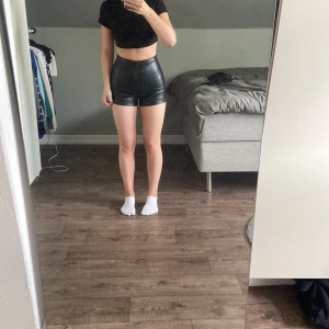 Shorts - Använda fåtal gånger, inte min stil alls! Sitter tajt men sitter inte åt❤️ Liten i storlek❤️