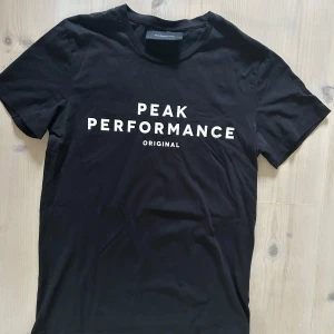 Peak Preformance T-shirt - Peak performance T-shirt som jag säljer då jag inte längre använder den. Tröjan är i fint skick och har knappt använts överhuvudtaget. Storleken är S och är normal i storleken.