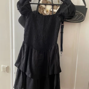 Sommarklänning svart  - Kort klänning i svart. Aldrig använd