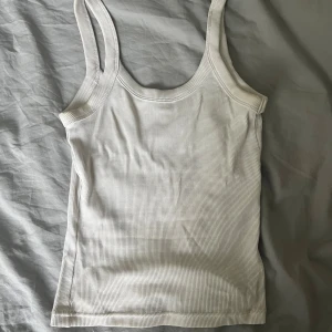 Linne  - Ett ribbat vitt linne ifrån ginatricot som används ett fåtal gånger.