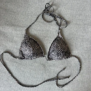 Bikini topp  - Oanvänd, i super bra skick. Passar både XS/S. Band att knyta själv både i nacken o på ryggen.