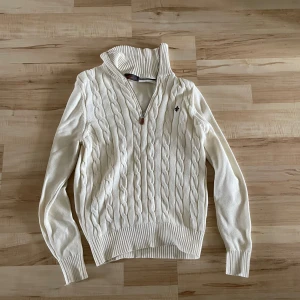 Morris zip tröja - Morris zip tröja i storlek M. Nyskick använd Max 3 gånger. Nypriset är 1 899 kr och jag säljer den för 449kr eller bud. Mvh