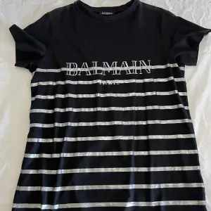 Svart randig balmain t-shirt i storlek xs/s. Använd typ 2 gånger. Lite oversized passform så inte slimmad. Nyskick