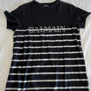 Balmain t-shirt - Svart randig balmain t-shirt i storlek xs/s. Använd typ 2 gånger. Lite oversized passform så inte slimmad. Nyskick. Pris kan diskuteras ❤️