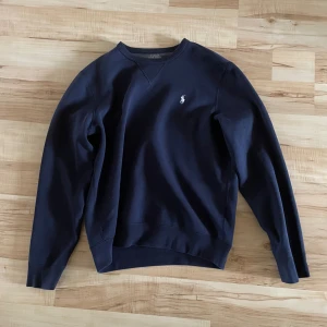 Ralph Lauren Tröja  - Ralph lauren tröja/crewneck storlek M. Fint skick inga fläckar eller skador. Nypris: 1 399kr jag säljer för 399kr eller bud. Mvh