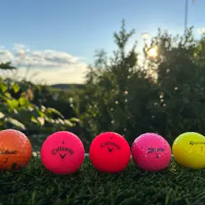 Köp ett color bundle för ett schysst pris här på Farawaygolfbollar. Ett color bundle innehåller 5 st golfbollar med olika färger från olika märken⛳️