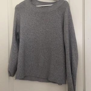 Grå stickad  - Grå stickad tröja ifrån vero Moda i bra skick, använd några gånger💞 i storlek m men passar xs-m