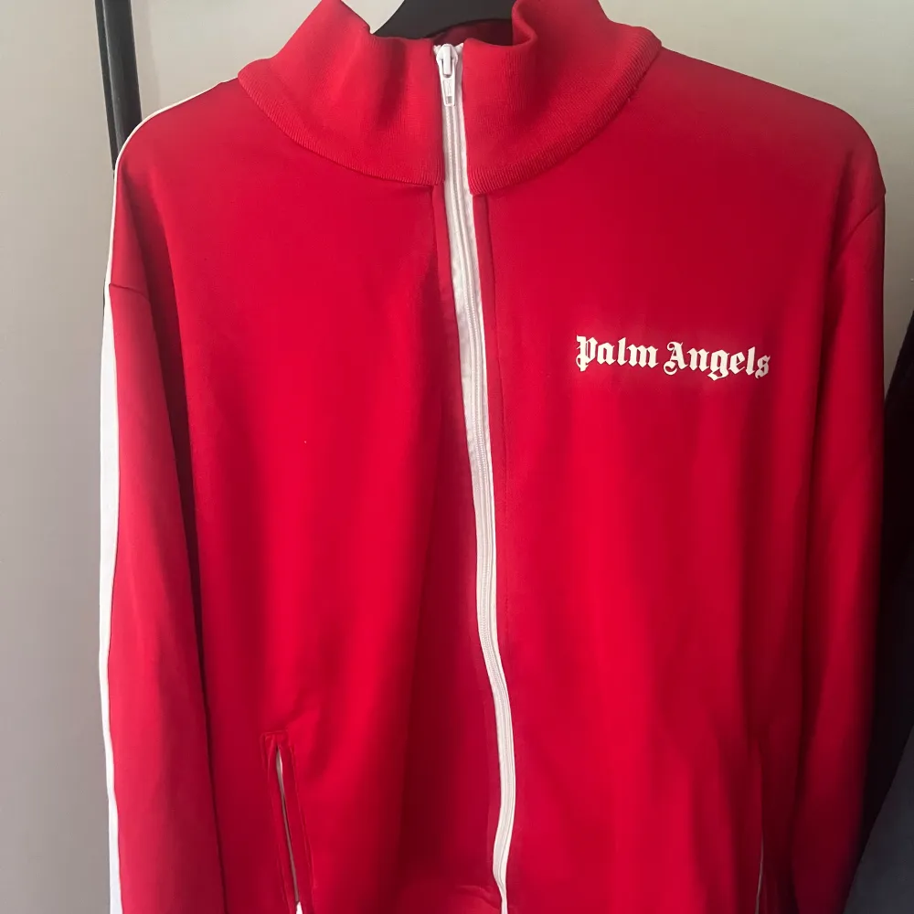 Palm Angels Zip Hoodie Röd Tyvärr inget kvitto eller tagg  Som ny, använd 2-3 gånger bara. Hoodies.