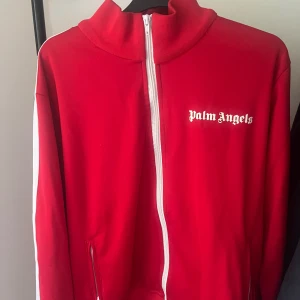 Palm Angels Zip Hoodie Röd - Palm Angels Zip Hoodie Röd Tyvärr inget kvitto eller tagg  Som ny, använd 2-3 gånger bara