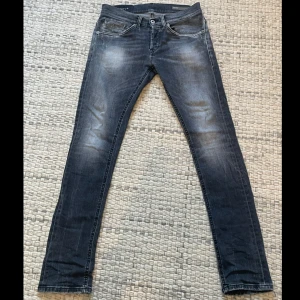 DONDUP JEANS GEORGE - Hej, säljer nu dessa snygga jeans från Dondup. Dem har en snygg trendig tvätt och passar till de mesta. Modellen är George och storleken är 29. Säljer då dem tyvärr är för små för mig. Ställ gärna frågor om du har några.